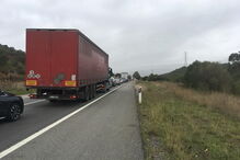 Despiste de camião obrigou à intervenção dos bombeiros e condicionou o trânsito durante várias horas