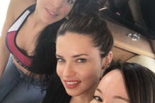 Georgina Rodríguez com Adriana Lima e a consultora de moda Ana Antic