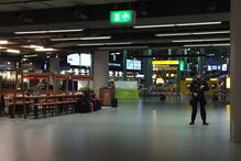 Polícia no aeroporto de Schipol, na Holanda