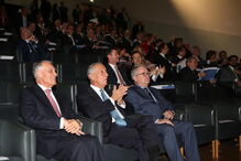 Marcelo Rebelo de Sousa esteve na reunião acompanhado pelo antigo Presidente da República, Cavaco Silva 