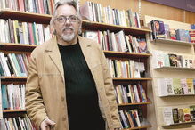 Marinho Neves fotografado na sessão de lançamento da reedição do livro ‘Golpe de Estádio’ 