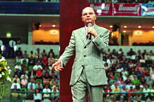 Edir Macedo, líder da Igreja Universal do Reino de Deus, encheu o Pavilhão Atlântico, em Lisboa, no ano de 2002 