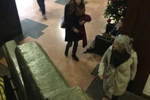 Jenna Thiam visita hospital onde Salvador está internado