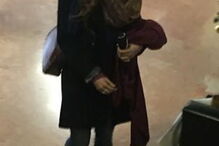 Jenna Thiam visita hospital onde Salvador está internado