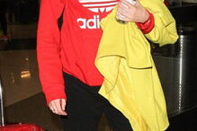 Infeção causada por tampão leva jovem a amputar pernas