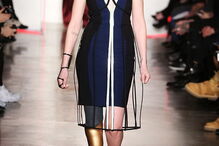 Infeção causada por tampão leva jovem a amputar pernas