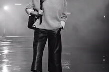 Infeção causada por tampão leva jovem a amputar pernas