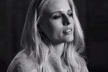 Infeção causada por tampão leva jovem a amputar pernas