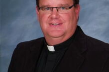 Padre católico anuncia que é gay e recebe ovação de pé