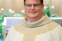 Padre católico anuncia que é gay e recebe ovação de pé