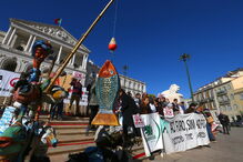 Manifestantes contestam a pesquisa de petróleo e gás no território nacional   