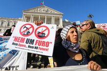 Manifestantes contestam a pesquisa de petróleo e gás no território nacional   