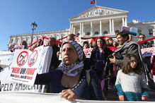 Manifestantes contestam a pesquisa de petróleo e gás no território nacional   