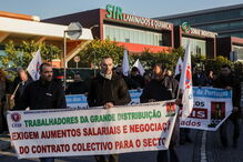 Trabalhadores da Grande Distribuição manifestam-se durante o inicio da greve