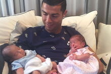 5 - No dia em que Cristiano Ronaldo apresentou pela primeira vez os seus filhos gémeos ao mundo, a Internet parou. A fotografia ternurenta do craque com os recém-nascidos Eva e Mateo conta com mais de 8,2 milhões de gostos