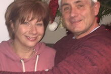 Rick e Sam são casados há 15 anos. No Natal, o homem oferece sempre 'presentes maus'