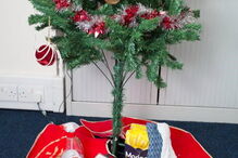 Rick e Sam são casados há 15 anos. No Natal, o homem oferece sempre 'presentes maus'