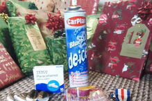 Rick e Sam são casados há 15 anos. No Natal, o homem oferece sempre 'presentes maus'