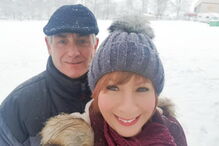 Rick e Sam são casados há 15 anos. No Natal, o homem oferece sempre 'presentes maus'