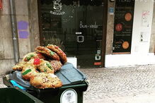 Bolos-reis no lixo à porta da Padaria Portuguesa