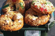 Bolos-reis no lixo à porta da Padaria Portuguesa