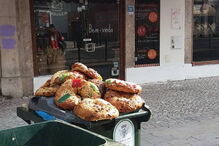 Bolos-reis no lixo à porta da Padaria Portuguesa