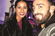 Ricardinho  feliz ao lado da namorada