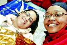 Os bombeiros com a mãe e Victória 