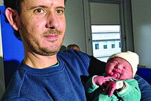 Fernando segura o filho, Tiago 