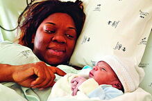 O primeiro bebé a nascer  no hospital do Barreiro chama- -se Enzo Alves.  O menino nasceu às 11h07 de ontem, com 3,500 quilos e o parto foi de cesariana, após dois dias  de espera  