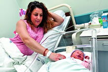 Alanis Chumbinho antecipou-se às previsões e nasceu de parto natural às 00h10, no hospital de Faro, tornando-se a primeira bebé a nascer no Algarve no dia de Natal deste ano