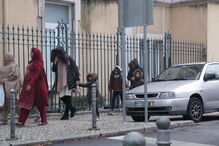 Filhas mais velhas de Lucy, Lyonce e Lyanii visitam a mãe a as irmãs gémeas no hospital