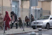 Filhas mais velhas de Lucy, Lyonce e Lyanii visitam a mãe a as irmãs gémeas no hospital