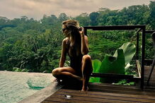 Jessica Athayde mostra curvas na Indonésia