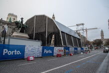 Palco na avenida dos Aliados já está a ser instalado para os concertos da noite de Fim de Ano. São esperadas dezenas de milhares de pessoas no centro do Porto para os festejos