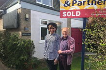 Philip Clements, de 79 anos, casou com um jovem romeno, 55 anos mais novo