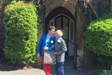 Philip Clements, de 79 anos, casou com um jovem romeno, 55 anos mais novo