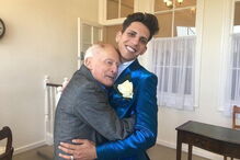 Philip Clements, de 79 anos, casou com um jovem romeno, 55 anos mais novo