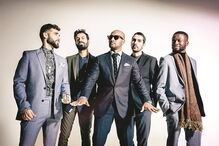 Os HMB vão animar a Passagem de Ano em Coimbra, com a festa no largo da Portagem. Pelas 22h30, atua o DJ Sousa e de madrugada é a vez do DJ Vacaciones 