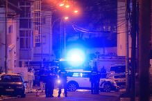 Dois assaltantes (um acabou por morrer) e três polícias ficaram feridos na sequência de um tiroteio que ocorreu após uma perseguição policial que culminou em Queluz de Baixo, no concelho de Oeiras