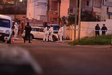 Dois assaltantes (um acabou por morrer) e três polícias ficaram feridos na sequência de um tiroteio que ocorreu após uma perseguição policial que culminou em Queluz de Baixo, no concelho de Oeiras