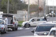 Dois assaltantes (um acabou por morrer) e três polícias ficaram feridos na sequência de um tiroteio que ocorreu após uma perseguição policial que culminou em Queluz de Baixo, no concelho de Oeiras