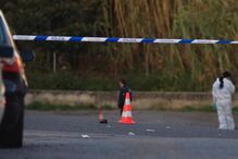 Dois assaltantes (um acabou por morrer) e três polícias ficaram feridos na sequência de um tiroteio que ocorreu após uma perseguição policial que culminou em Queluz de Baixo, no concelho de Oeiras