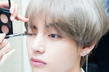 Kim Tae-hyung, de 22 anos, lidera a lista dos 100 homens mais bonitos do mundo. O cantor sul-coreano, conhecido por V, integra a boys band BTS, formada pela Big Hit Entertainment em 2013