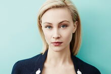 A atriz canadiana de 30 anos Sarah Gadon ocupa o 4.º lugar da lista das mulheres mais bonitas deste ano