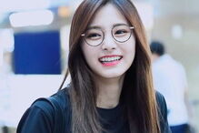Chou Tzu-yu, mais conhecida por Tzuyu, é uma cantora chinesa, de apenas 18 anos. A jovem ocupa o 3.º lugar na lista das mais belas