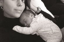 Georgina Rodríguez divulgou uma nova fotografia com a bebé Alana Martina ao colo