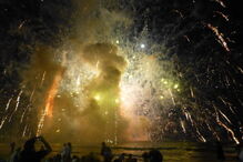 Barca carregada de fogo de artifício explode na Austrália