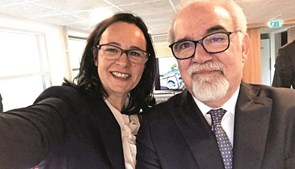 Paula Brito  e Costa e o ministro Vieira da Silva num evento a posar  para uma selfie  