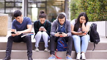 Escolas já proíbem uso de telemóveis por professores e funcionários